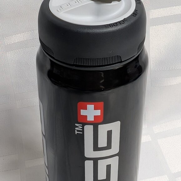 SIGG SWISS MADE METAL WATER BOTTLE SPORTS 0.6 LT BLACK AND WHITE LIDDED SPORTS - Picture 2 of 12